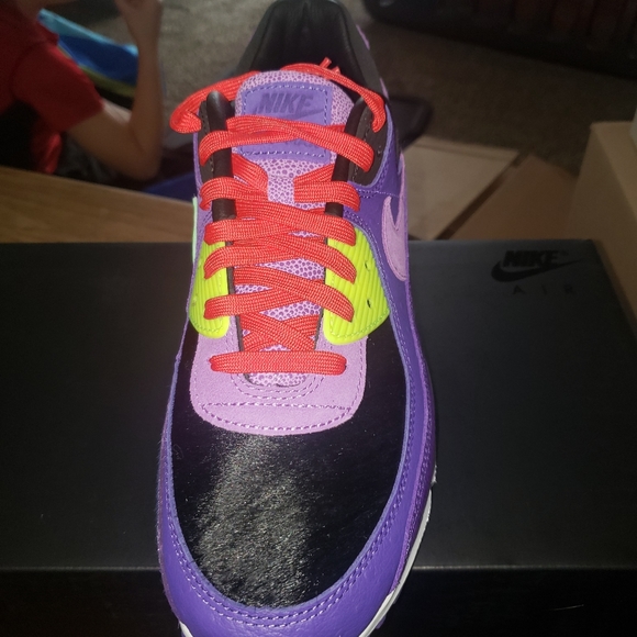 Athletic_Shoes
